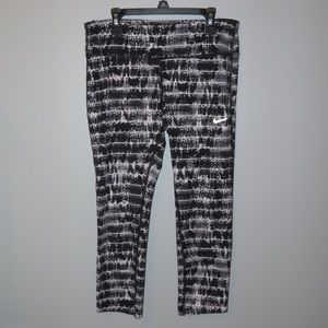 Nikes Womens 3/4 Crop Leggings (M)
